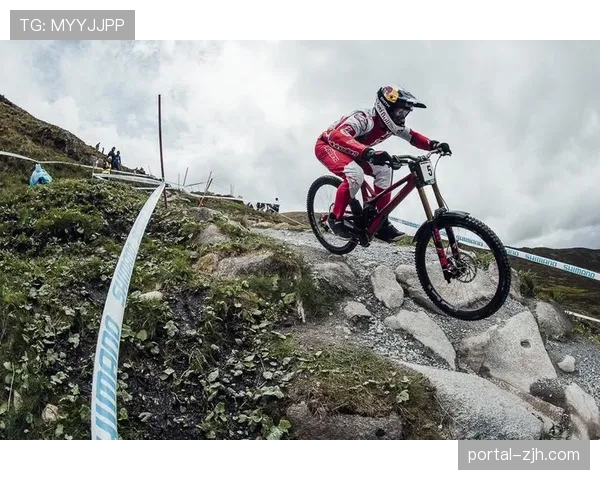 突发：女子速降排位赛，卫冕冠军卡米尔·巴朗什在坠摔后退赛