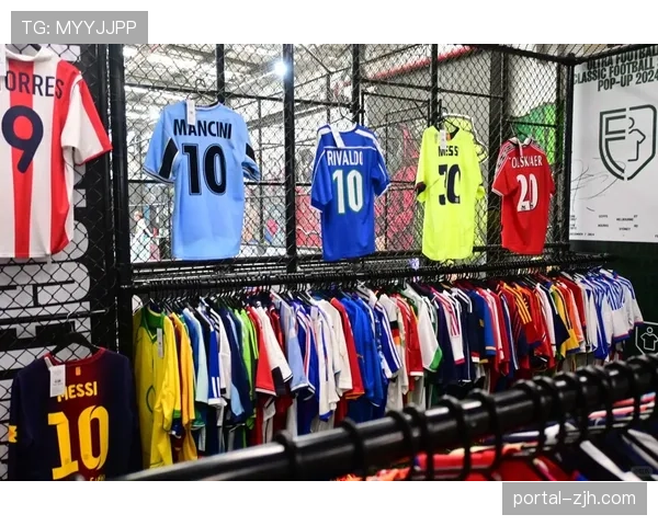 特写:在塞内加尔达喀尔,社区足球场孩子们身穿各式法甲球队球衣 特写:在塞内加尔达喀尔,社区足球场孩子们身穿各式法甲球队球衣