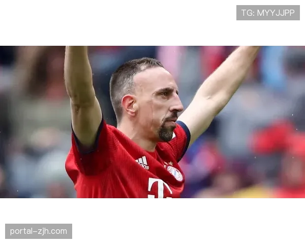 特写：前法国国脚里贝里现身球场，观看儿子代表里尔青年队比赛